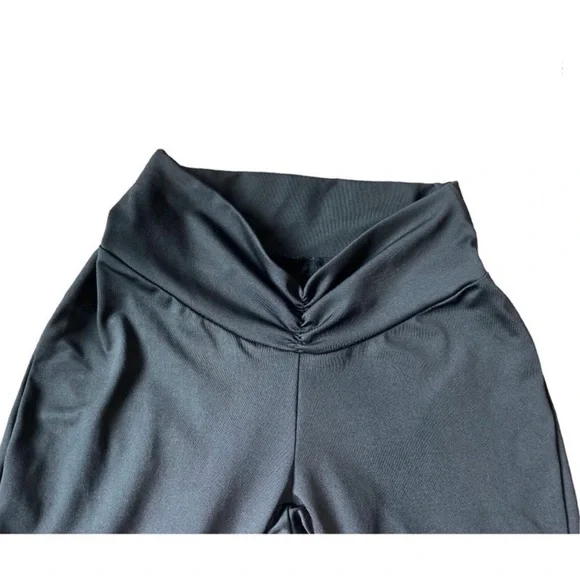 XS/S Back scrunch flare leggings in black! 🍑 FREE WITH PURCHASE (ADD TO BUNDLE!) - Picture 10 of 11